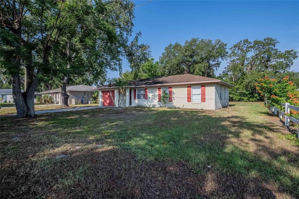 合同活跃: $219,900 (3 贝兹, 1 浴室, 1242 平方英尺)