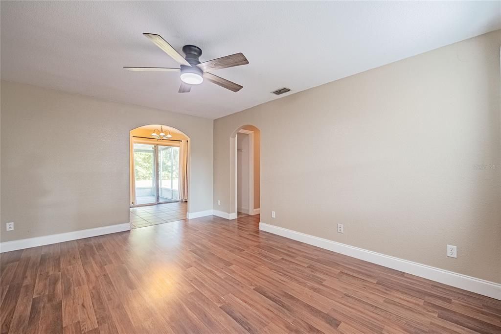 合同活跃: $219,900 (3 贝兹, 1 浴室, 1242 平方英尺)