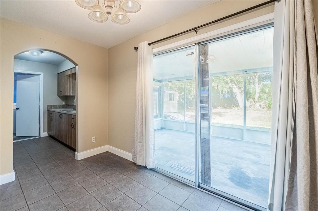 合同活跃: $219,900 (3 贝兹, 1 浴室, 1242 平方英尺)