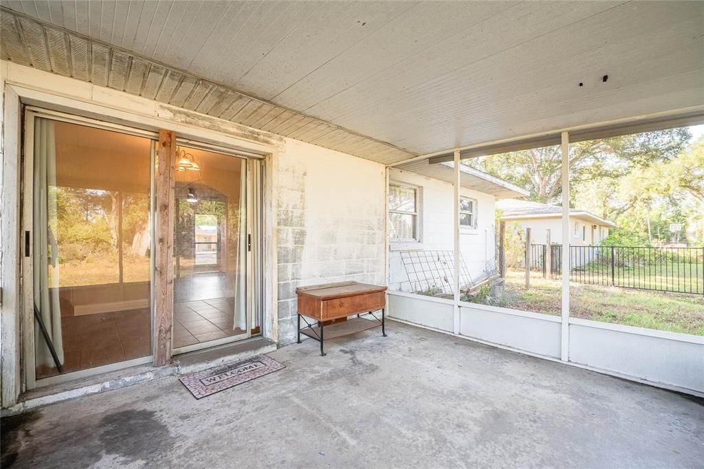 合同活跃: $219,900 (3 贝兹, 1 浴室, 1242 平方英尺)