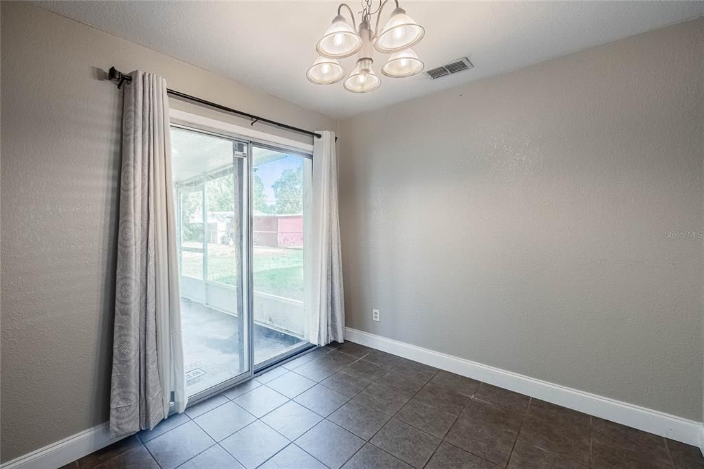 合同活跃: $219,900 (3 贝兹, 1 浴室, 1242 平方英尺)