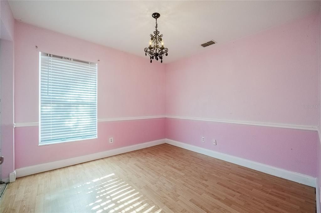 合同活跃: $219,900 (3 贝兹, 1 浴室, 1242 平方英尺)