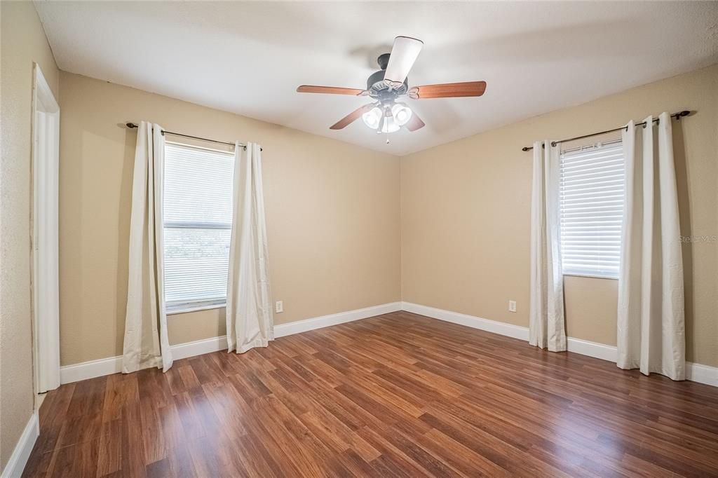 合同活跃: $219,900 (3 贝兹, 1 浴室, 1242 平方英尺)