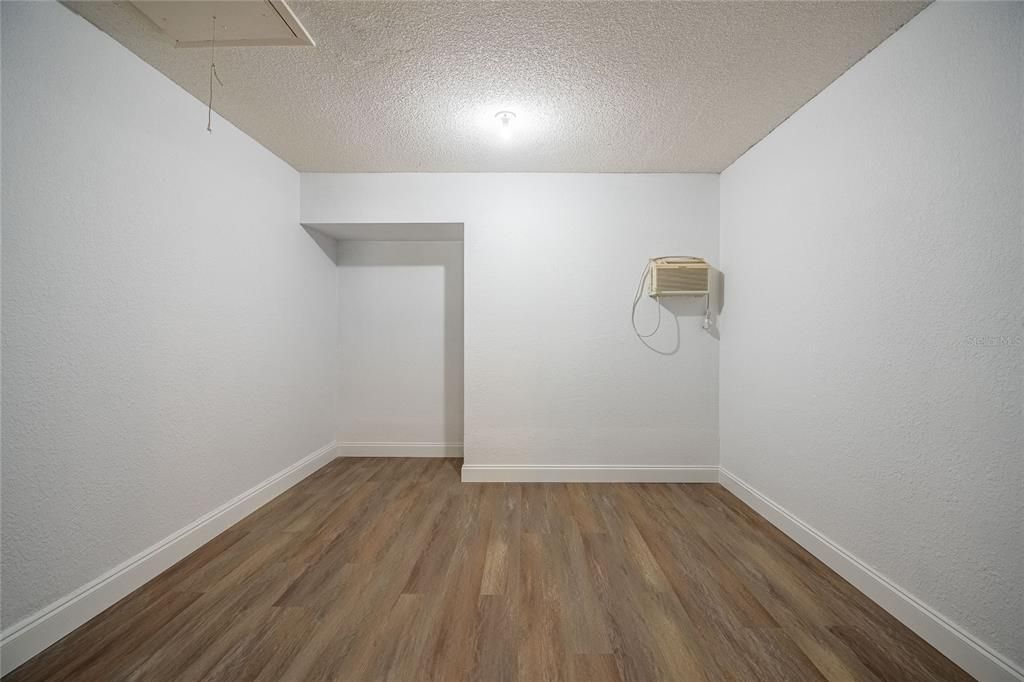 合同活跃: $219,900 (3 贝兹, 1 浴室, 1242 平方英尺)