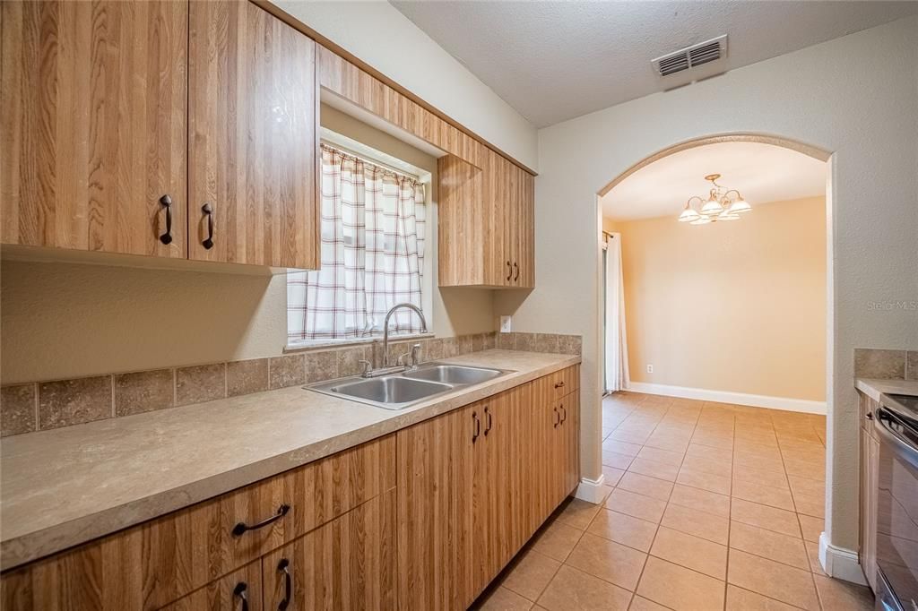 合同活跃: $219,900 (3 贝兹, 1 浴室, 1242 平方英尺)