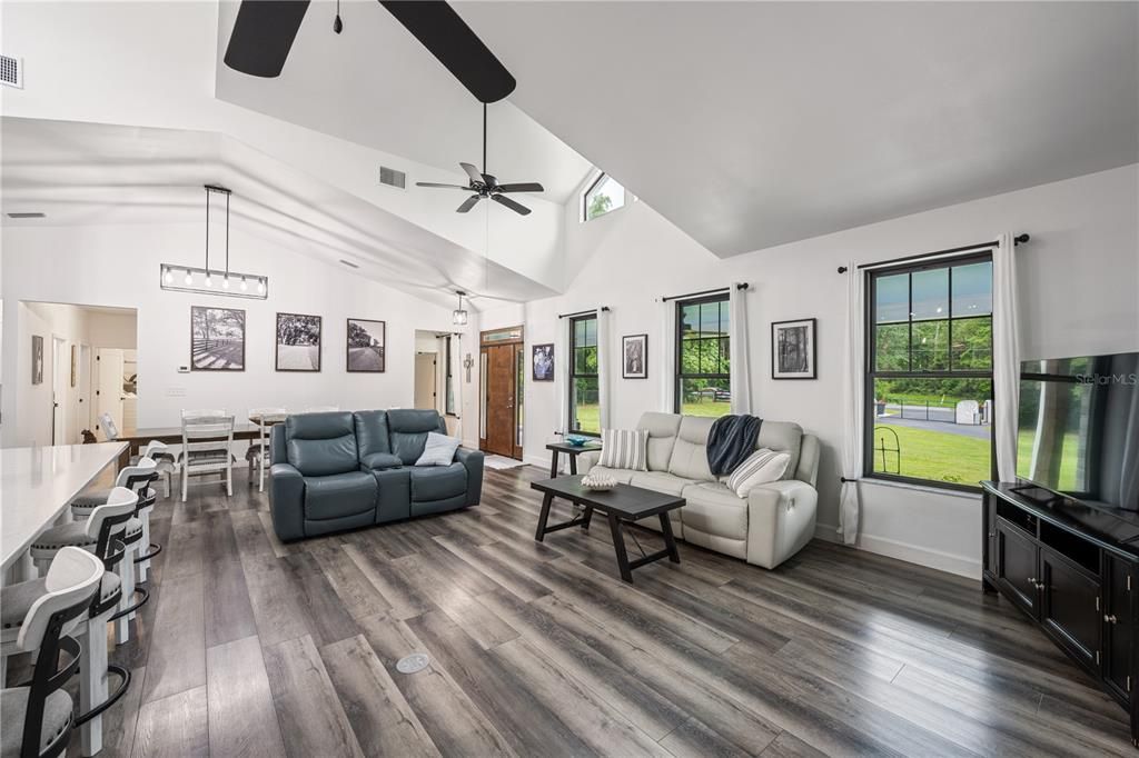 待售: $1,300,000 (6 贝兹, 5 浴室, 3647 平方英尺)