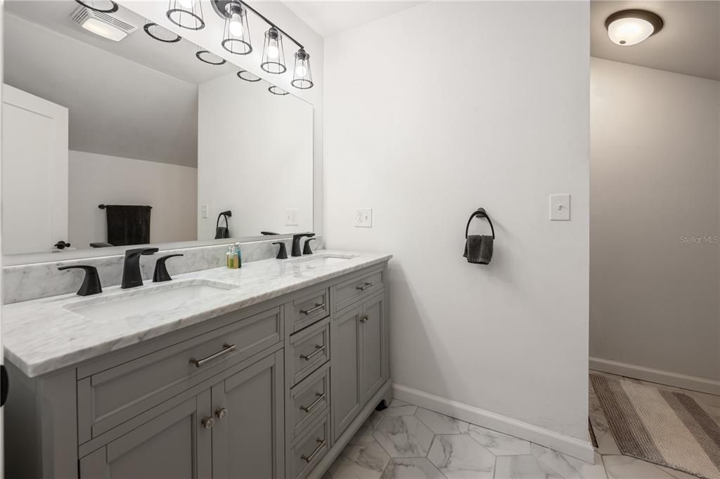 待售: $1,300,000 (6 贝兹, 5 浴室, 3647 平方英尺)