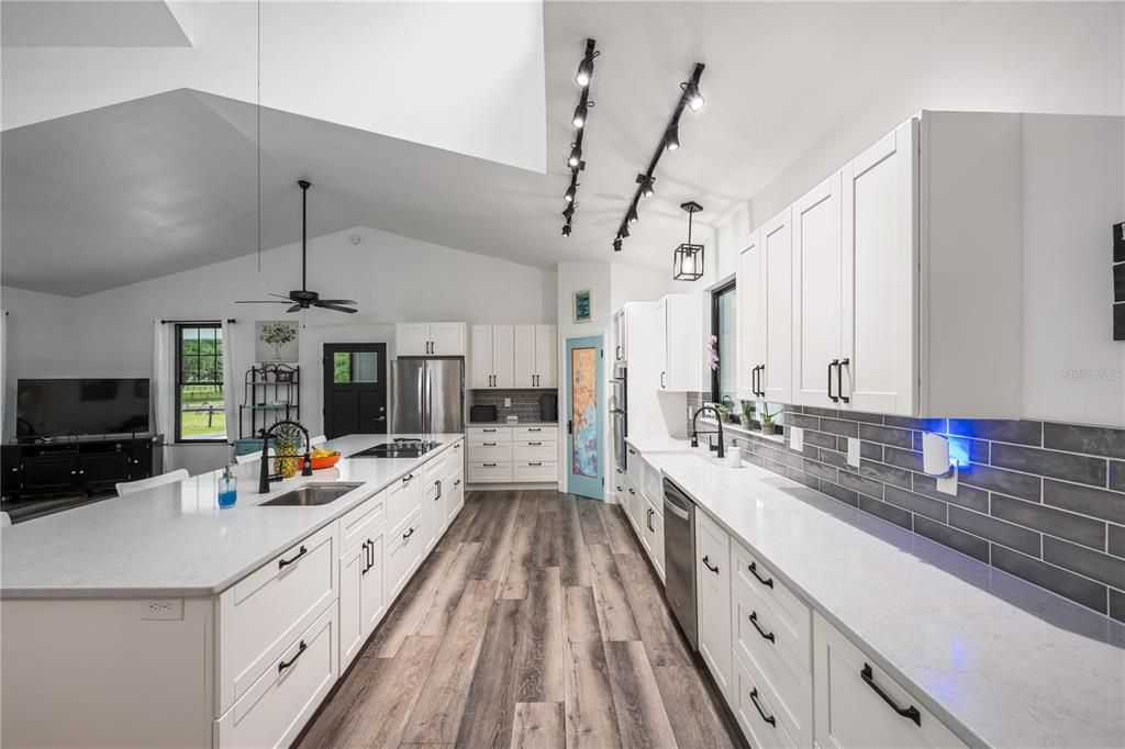 待售: $1,300,000 (6 贝兹, 5 浴室, 3647 平方英尺)