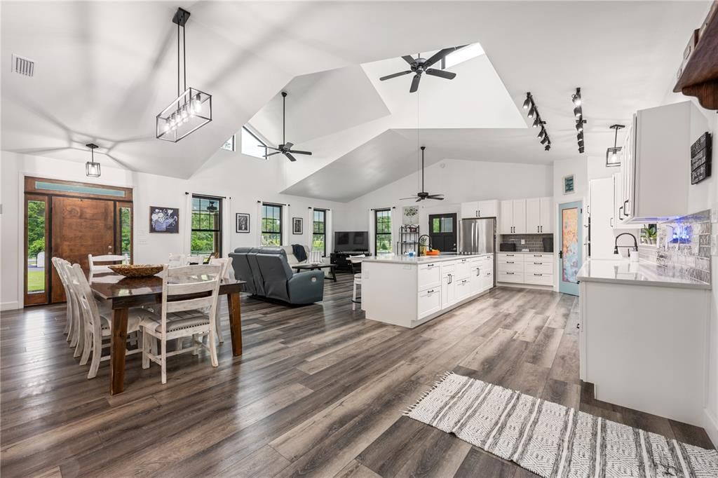 待售: $1,300,000 (6 贝兹, 5 浴室, 3647 平方英尺)