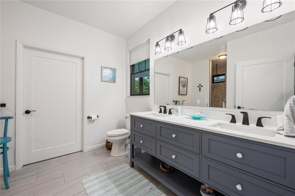 待售: $1,300,000 (6 贝兹, 5 浴室, 3647 平方英尺)