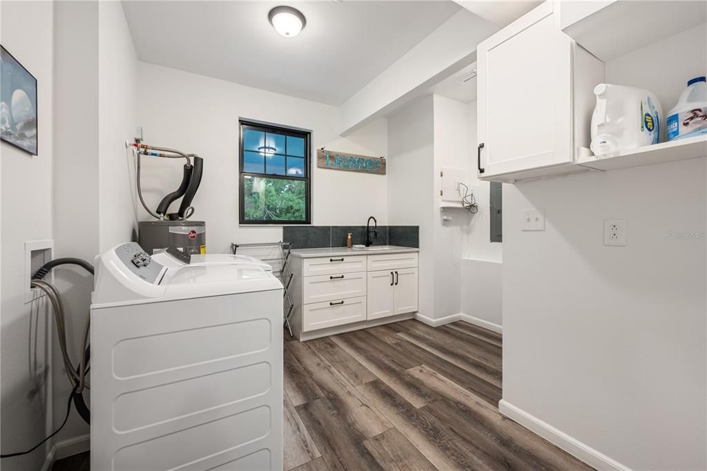 待售: $1,300,000 (6 贝兹, 5 浴室, 3647 平方英尺)