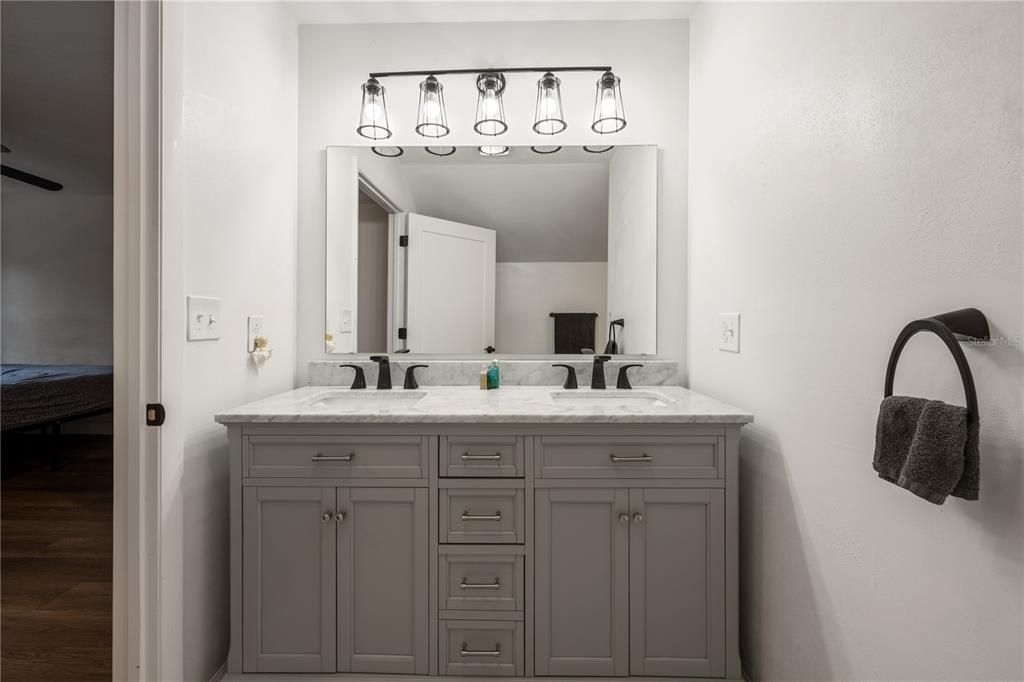 待售: $1,300,000 (6 贝兹, 5 浴室, 3647 平方英尺)