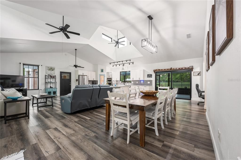 待售: $1,300,000 (6 贝兹, 5 浴室, 3647 平方英尺)