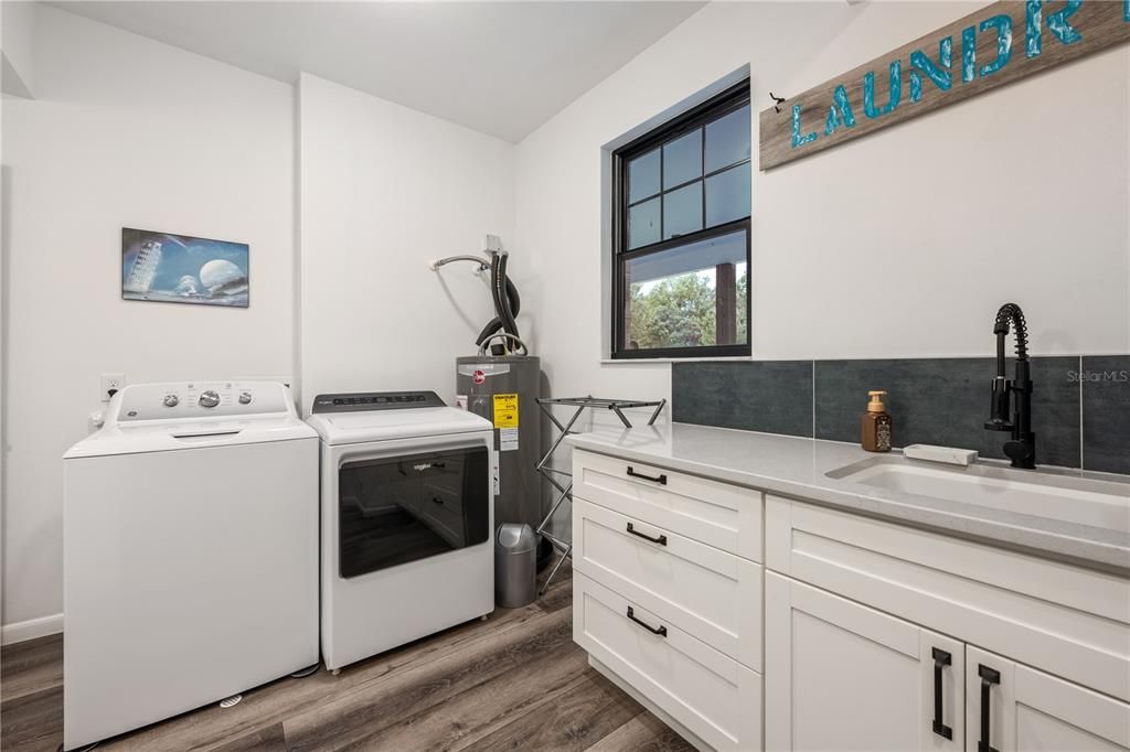 待售: $1,300,000 (6 贝兹, 5 浴室, 3647 平方英尺)