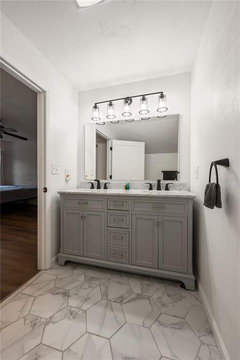 待售: $1,300,000 (6 贝兹, 5 浴室, 3647 平方英尺)