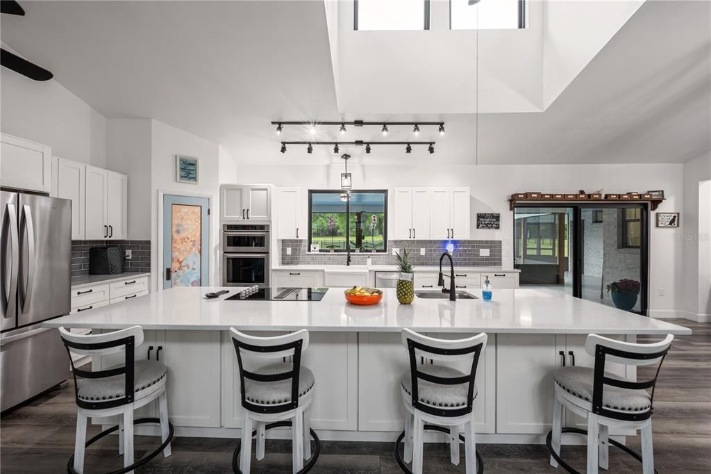 待售: $1,300,000 (6 贝兹, 5 浴室, 3647 平方英尺)