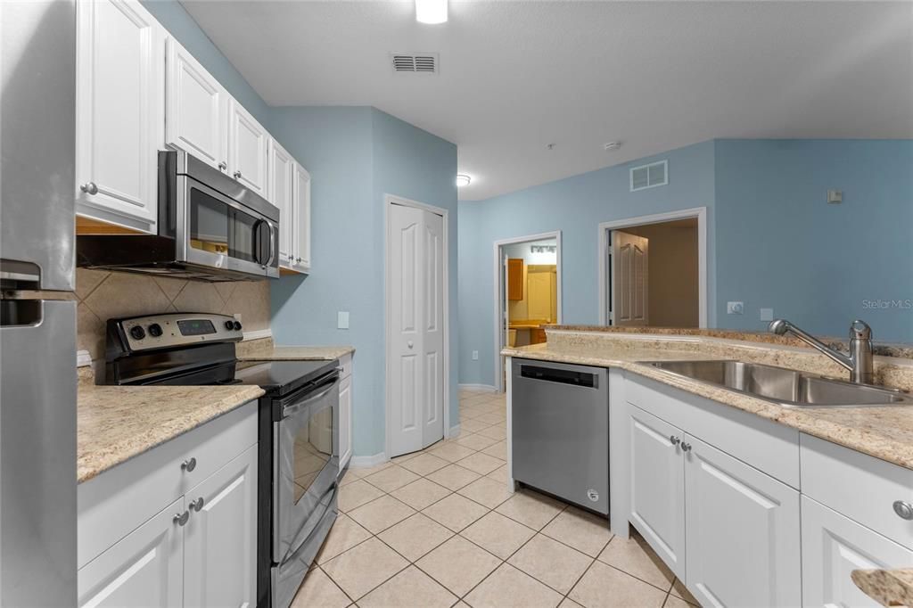 合同活跃: $1,595 (2 贝兹, 2 浴室, 1124 平方英尺)