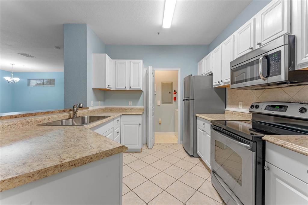 合同活跃: $1,595 (2 贝兹, 2 浴室, 1124 平方英尺)