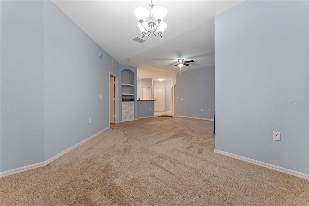 合同活跃: $1,595 (2 贝兹, 2 浴室, 1124 平方英尺)