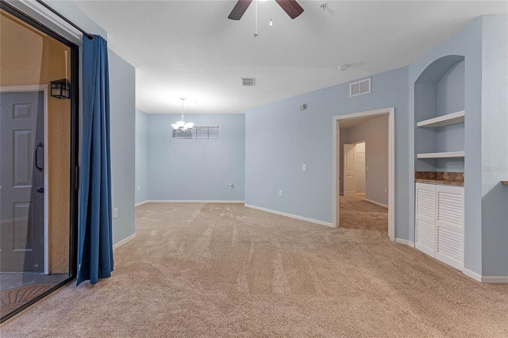 合同活跃: $1,595 (2 贝兹, 2 浴室, 1124 平方英尺)