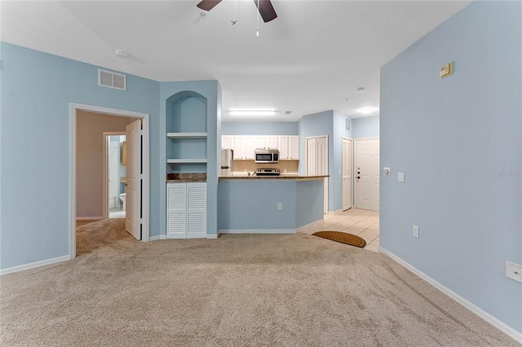 合同活跃: $1,595 (2 贝兹, 2 浴室, 1124 平方英尺)