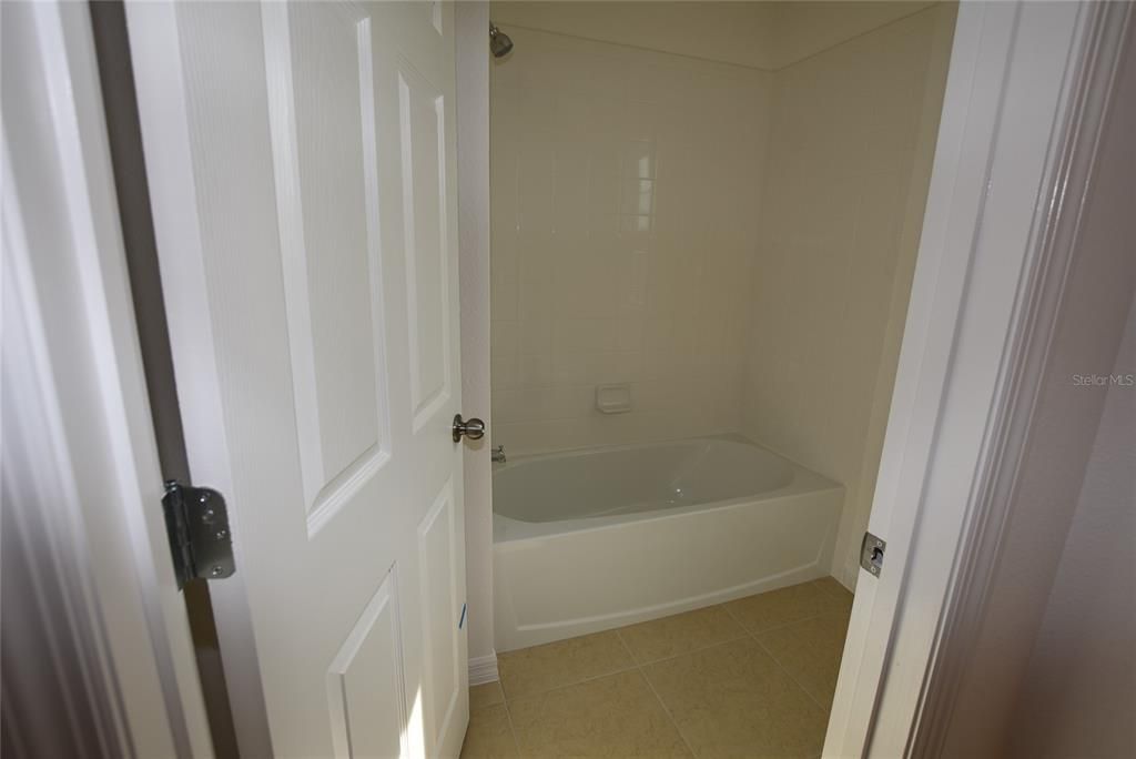 For Rent: $2,395 (4 beds, 2 baths, 2571 Square Feet)