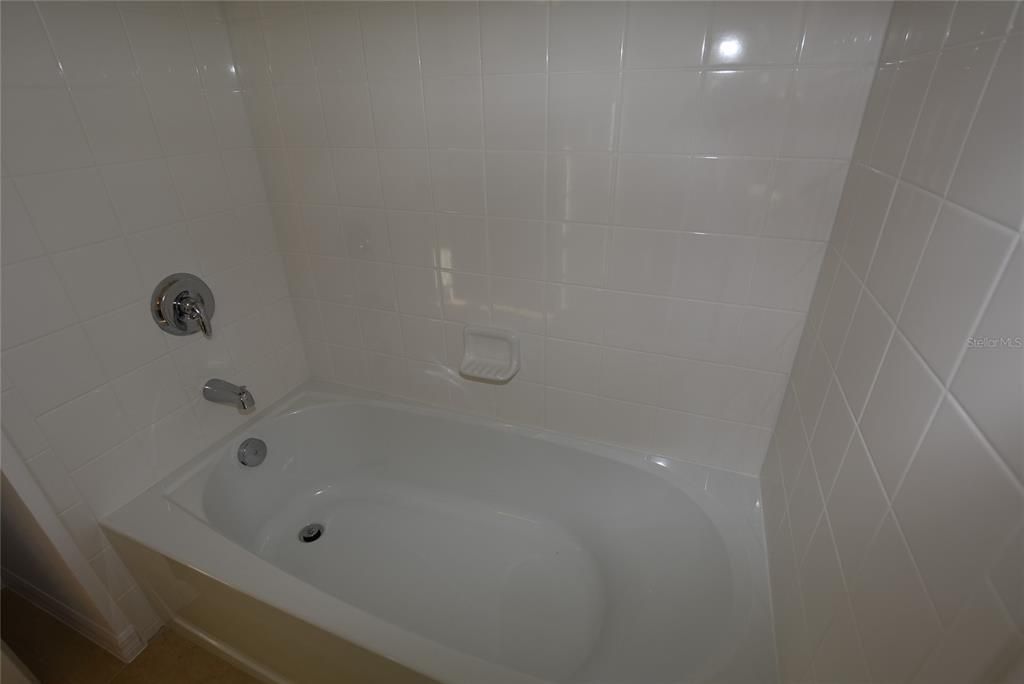 For Rent: $2,395 (4 beds, 2 baths, 2571 Square Feet)