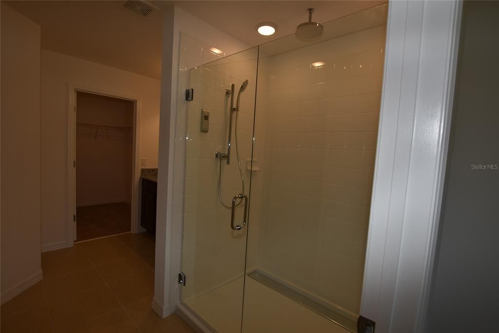 For Rent: $2,395 (4 beds, 2 baths, 2571 Square Feet)