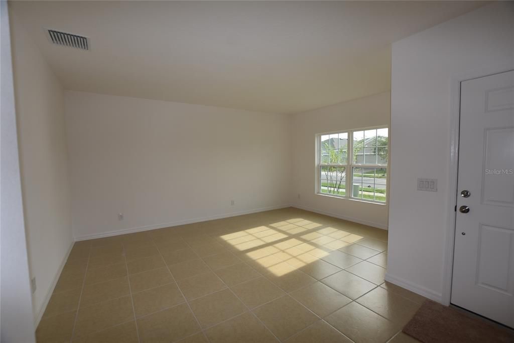 For Rent: $2,395 (4 beds, 2 baths, 2571 Square Feet)