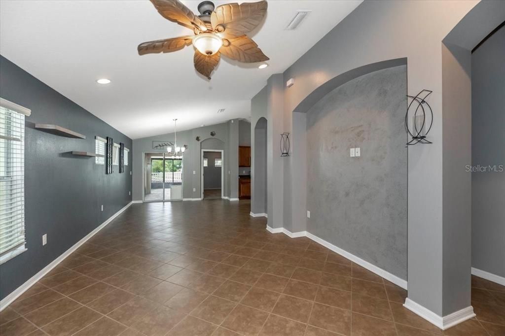 For Sale: $340,000 (3 beds, 2 baths, 1401 Square Feet)