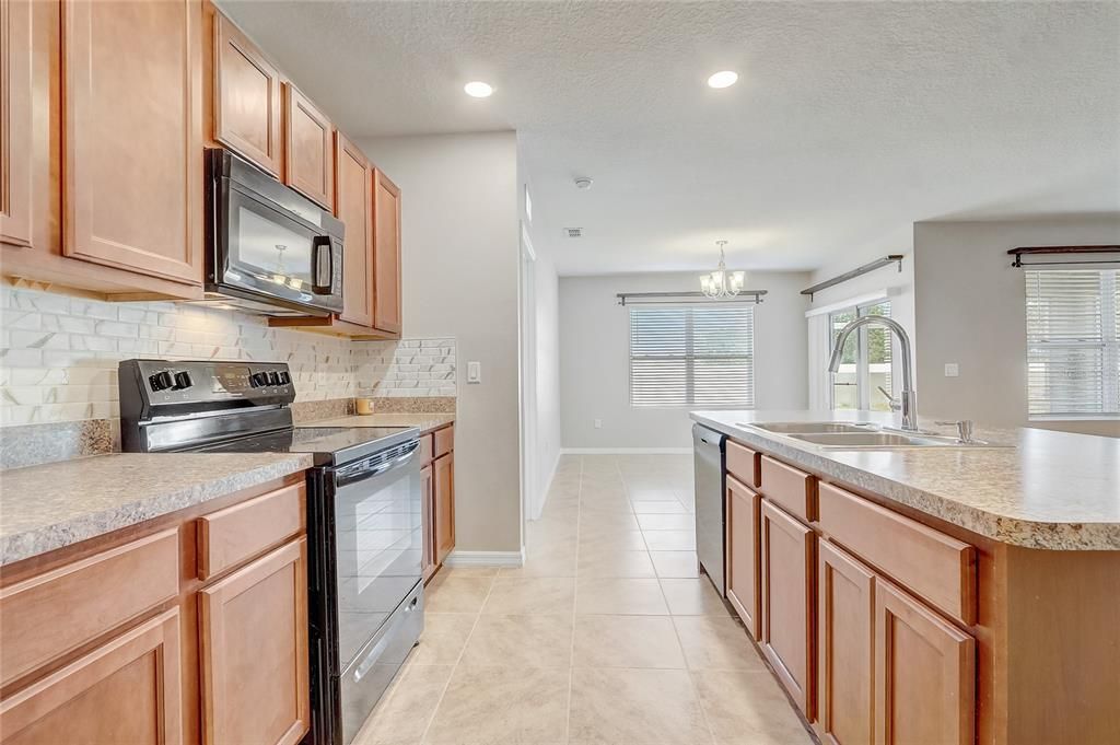 For Sale: $275,000 (3 beds, 2 baths, 1718 Square Feet)