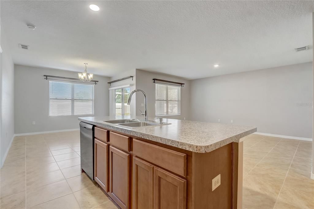 For Sale: $275,000 (3 beds, 2 baths, 1718 Square Feet)