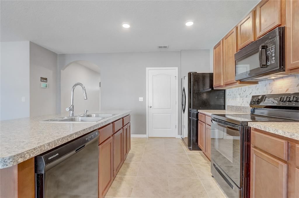For Sale: $275,000 (3 beds, 2 baths, 1718 Square Feet)