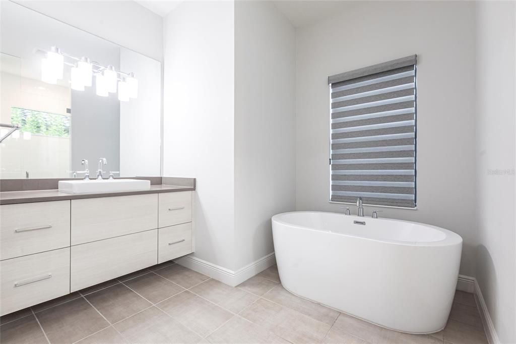 Под контрактом: $1,295,000 (3 спален, 3 ванн, 3055 Квадратных фут)