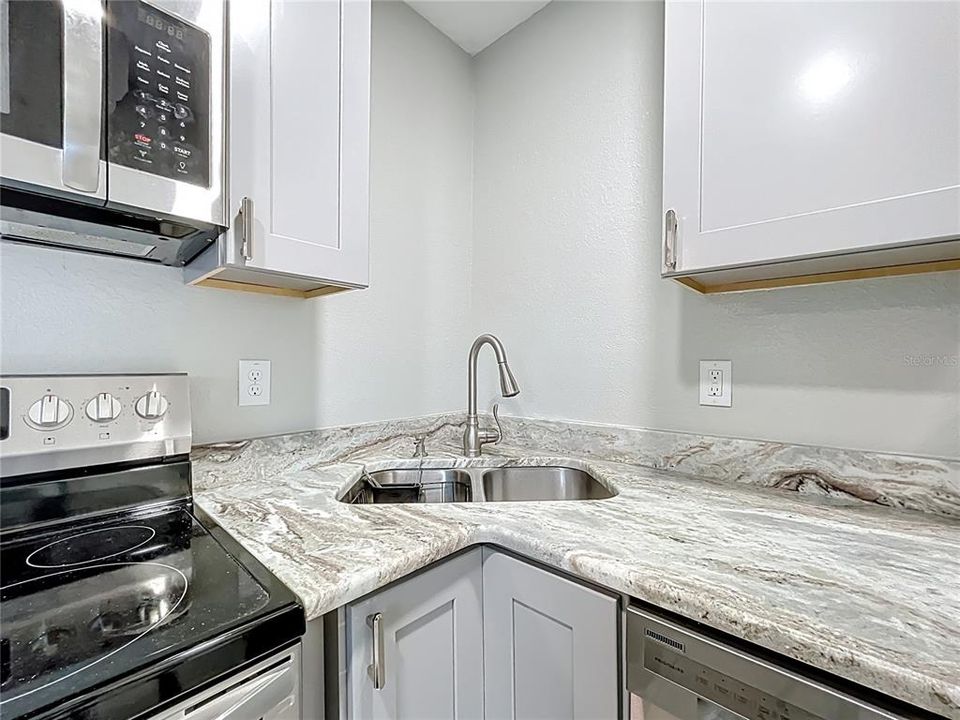 For Sale: $245,000 (3 beds, 2 baths, 893 Square Feet)