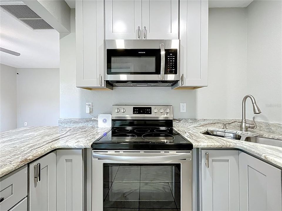 For Sale: $245,000 (3 beds, 2 baths, 893 Square Feet)