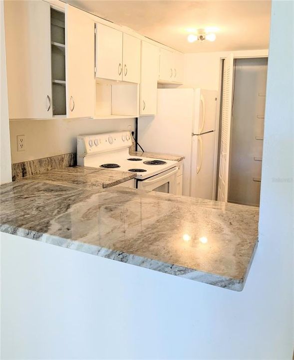 For Sale: $108,000 (1 beds, 1 baths, 682 Square Feet)