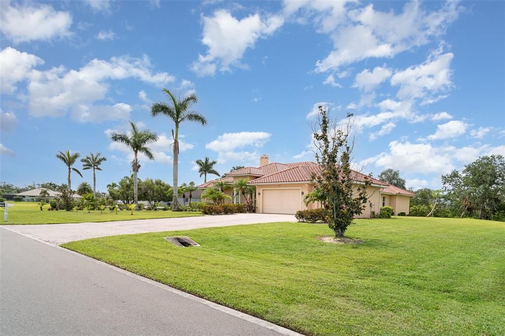 En Venta: $949,999 (4 camas, 3 baños, 3500 Pies cuadrados)