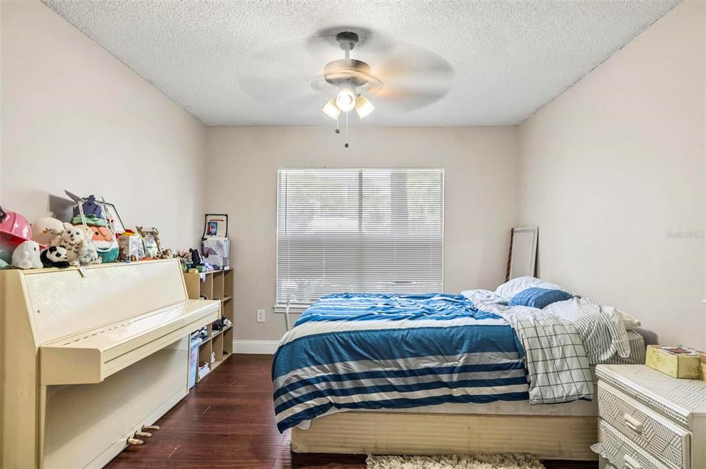 待售: $219,999 (2 贝兹, 2 浴室, 899 平方英尺)