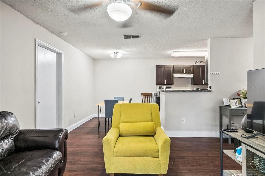 待售: $219,999 (2 贝兹, 2 浴室, 899 平方英尺)