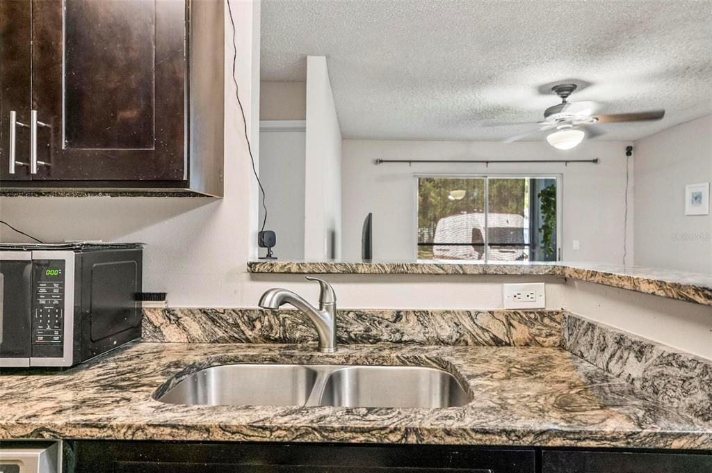 待售: $219,999 (2 贝兹, 2 浴室, 899 平方英尺)