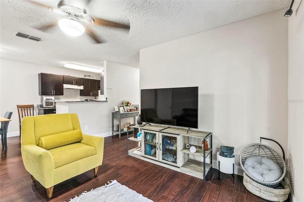 待售: $219,999 (2 贝兹, 2 浴室, 899 平方英尺)