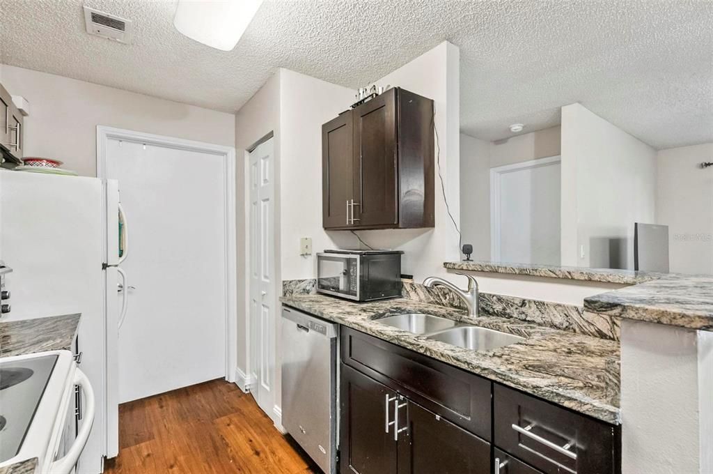 待售: $219,999 (2 贝兹, 2 浴室, 899 平方英尺)