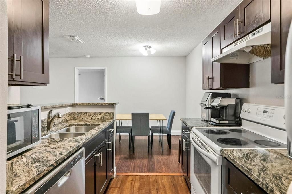 待售: $219,999 (2 贝兹, 2 浴室, 899 平方英尺)