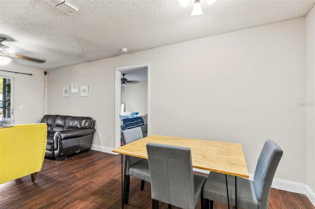 待售: $219,999 (2 贝兹, 2 浴室, 899 平方英尺)