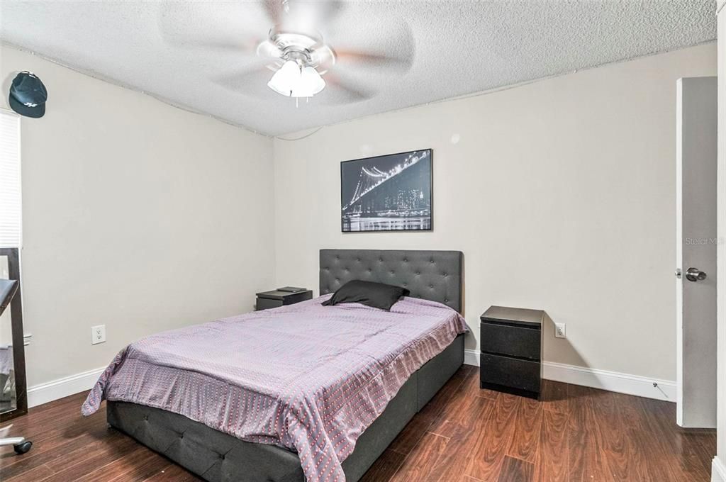 待售: $219,999 (2 贝兹, 2 浴室, 899 平方英尺)