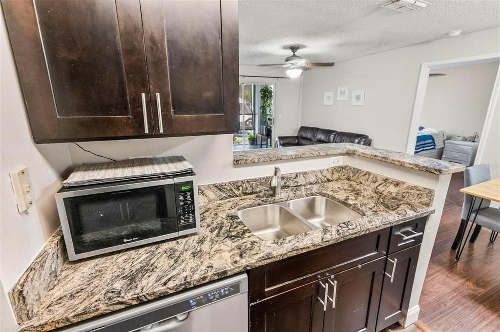 待售: $219,999 (2 贝兹, 2 浴室, 899 平方英尺)