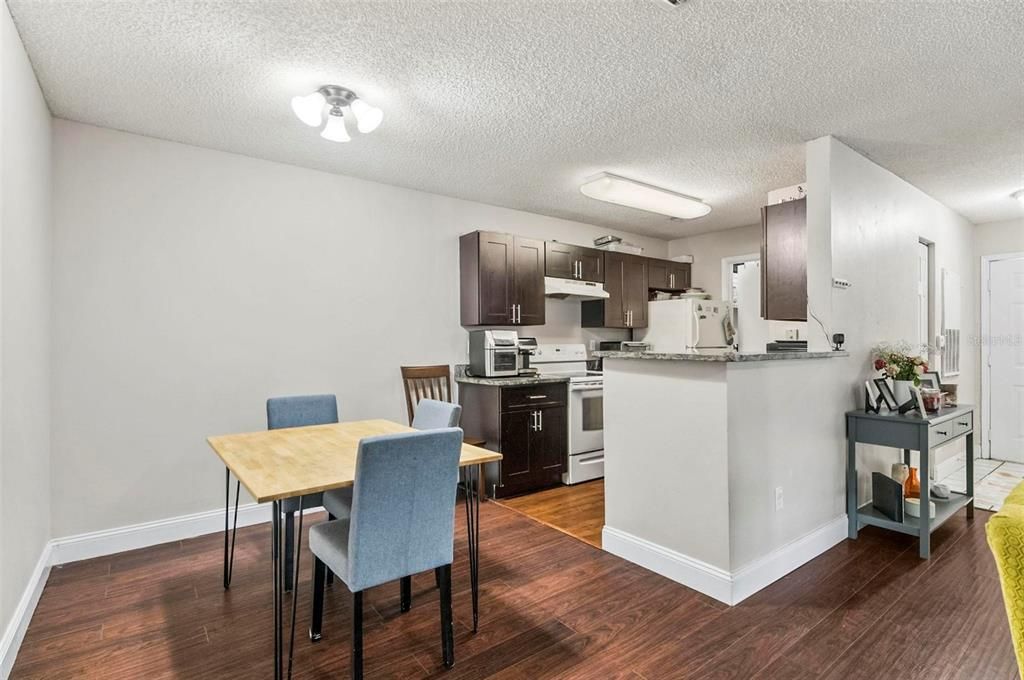 待售: $219,999 (2 贝兹, 2 浴室, 899 平方英尺)