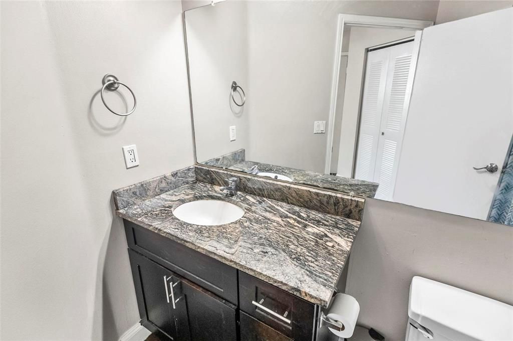 待售: $219,999 (2 贝兹, 2 浴室, 899 平方英尺)