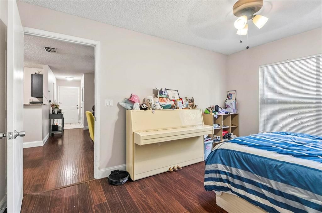 待售: $219,999 (2 贝兹, 2 浴室, 899 平方英尺)